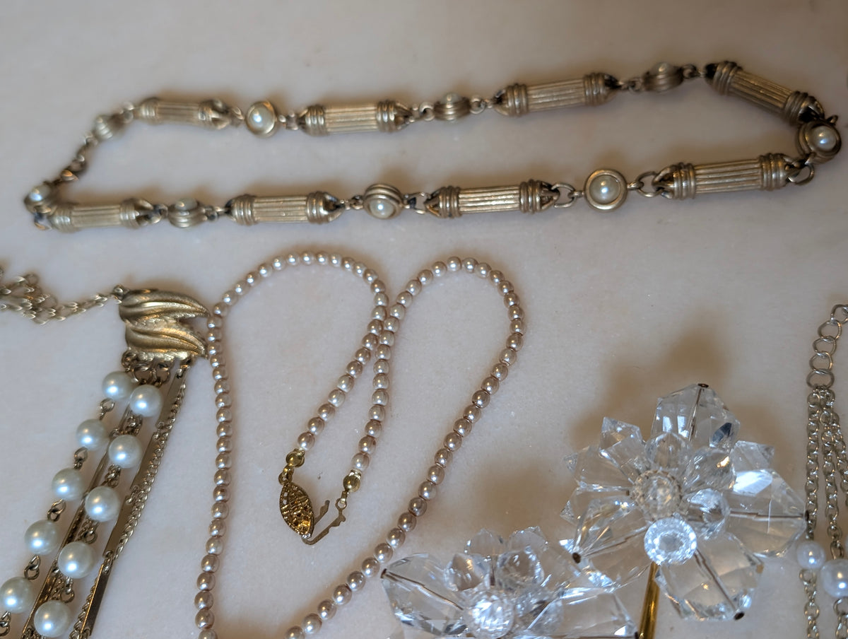 Vintage Gold Tone Jewelry Bundle: Faux Pearl Style