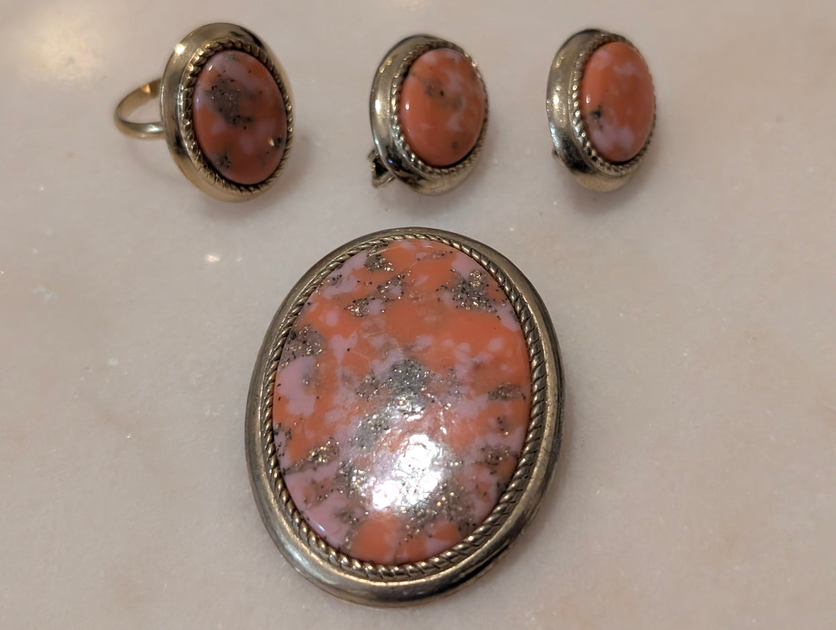 Sarah Coventry Signed Pink Confetti Lucite Jewelry Set – Brooch, Clip Earrings & Adjustable Ring