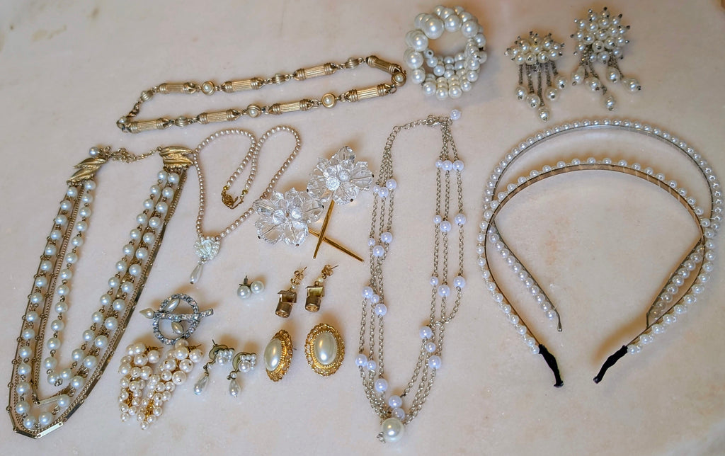 Vintage Gold Tone Jewelry Bundle: Faux Pearl Style