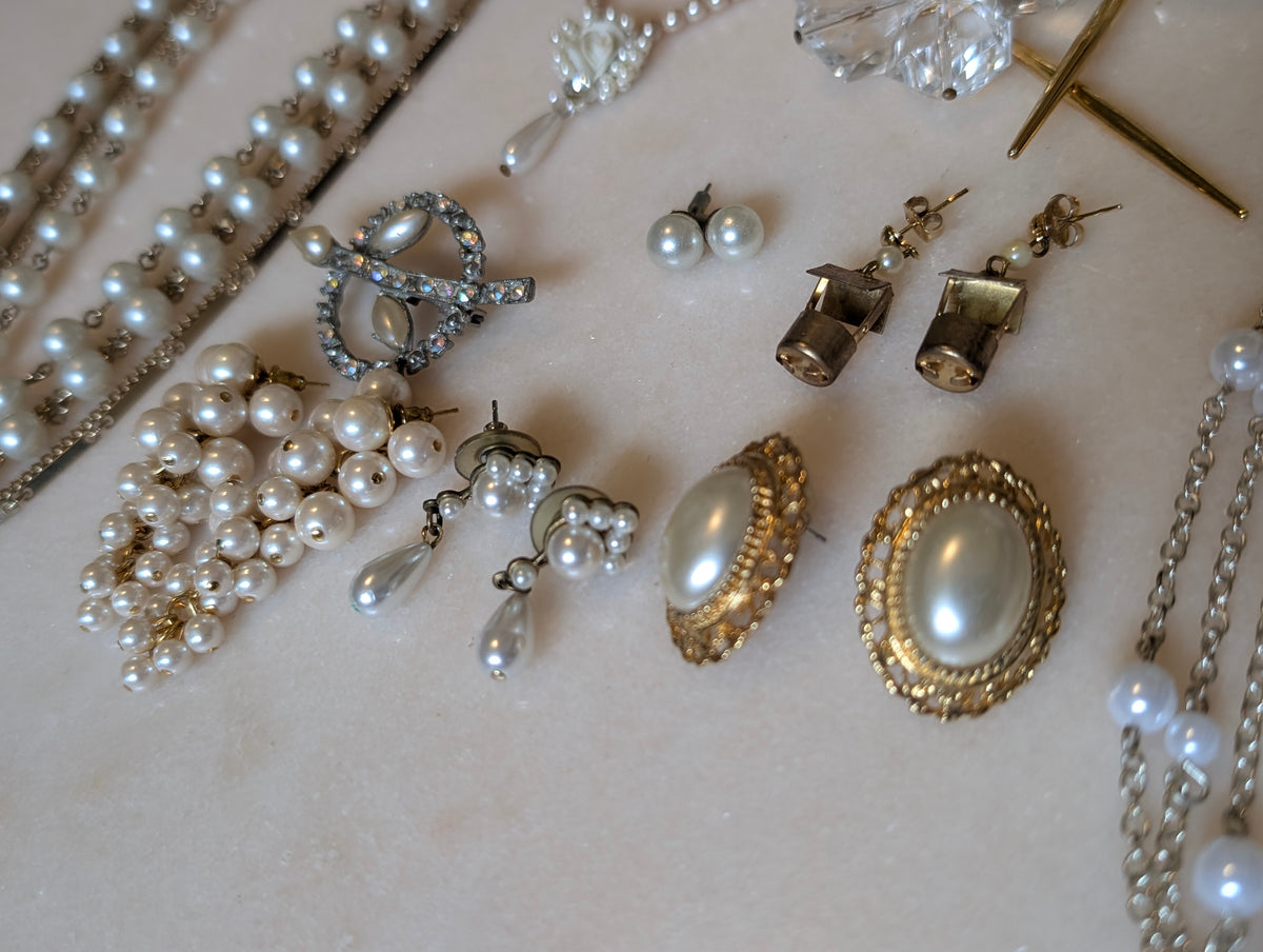 Vintage Gold Tone Jewelry Bundle: Faux Pearl Style