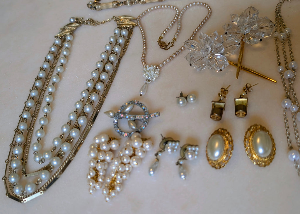 Vintage Gold Tone Jewelry Bundle: Faux Pearl Style