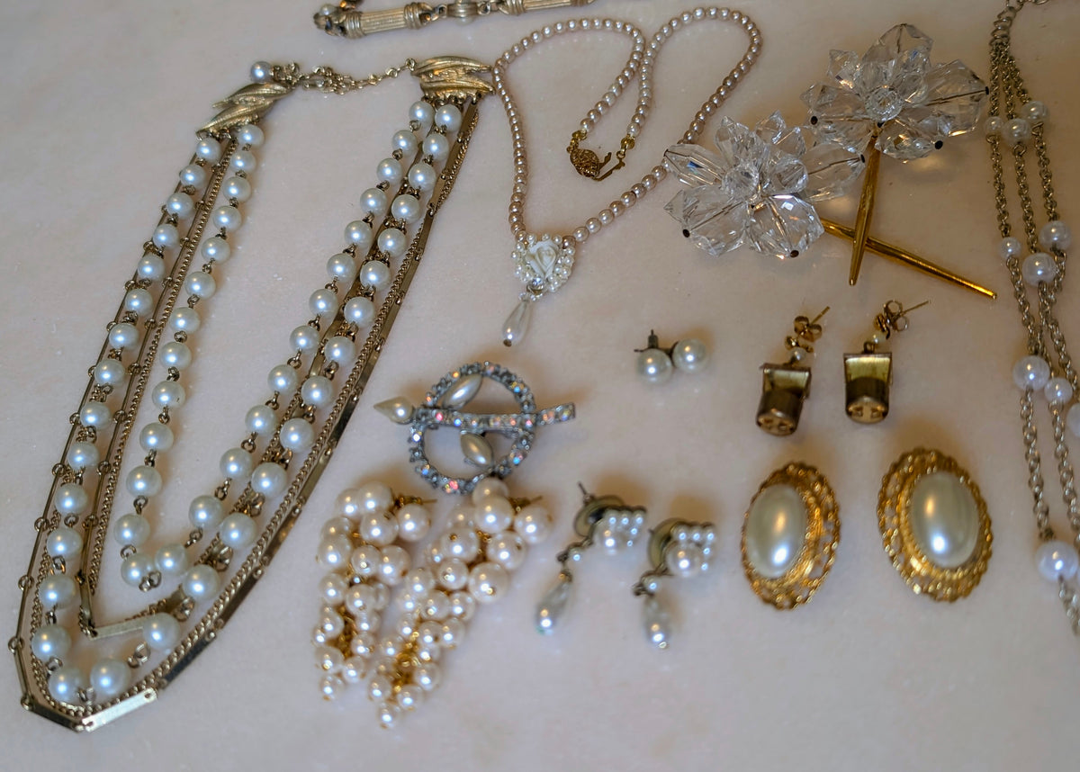 Vintage Gold Tone Jewelry Bundle: Faux Pearl Style