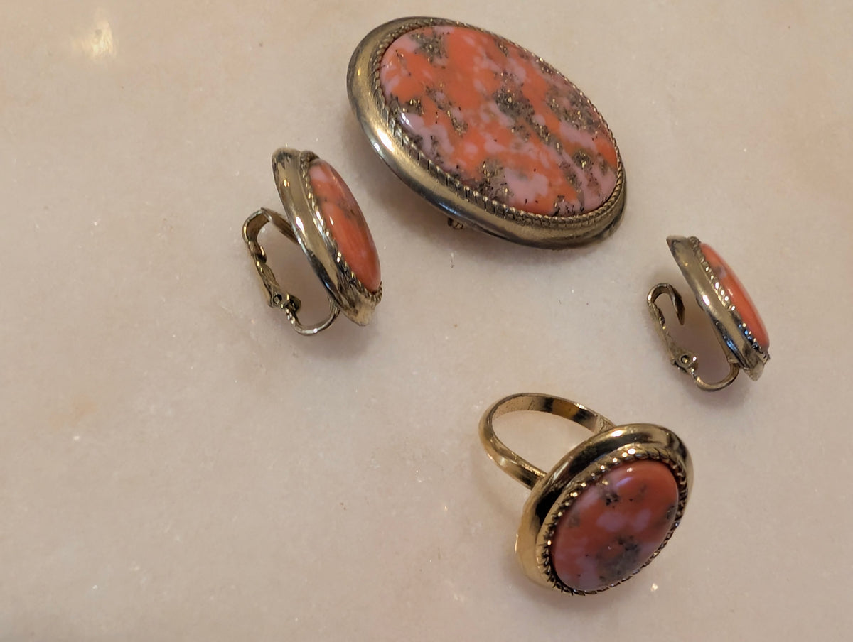 Sarah Coventry Signed Pink Confetti Lucite Jewelry Set – Brooch, Clip Earrings & Adjustable Ring