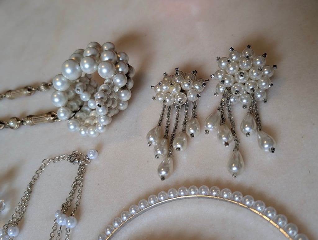 Vintage Gold Tone Jewelry Bundle: Faux Pearl Style