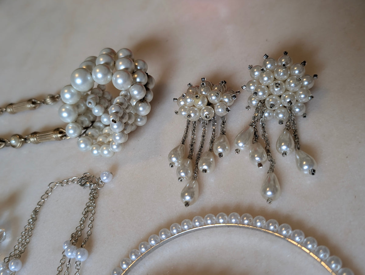 Vintage Gold Tone Jewelry Bundle: Faux Pearl Style