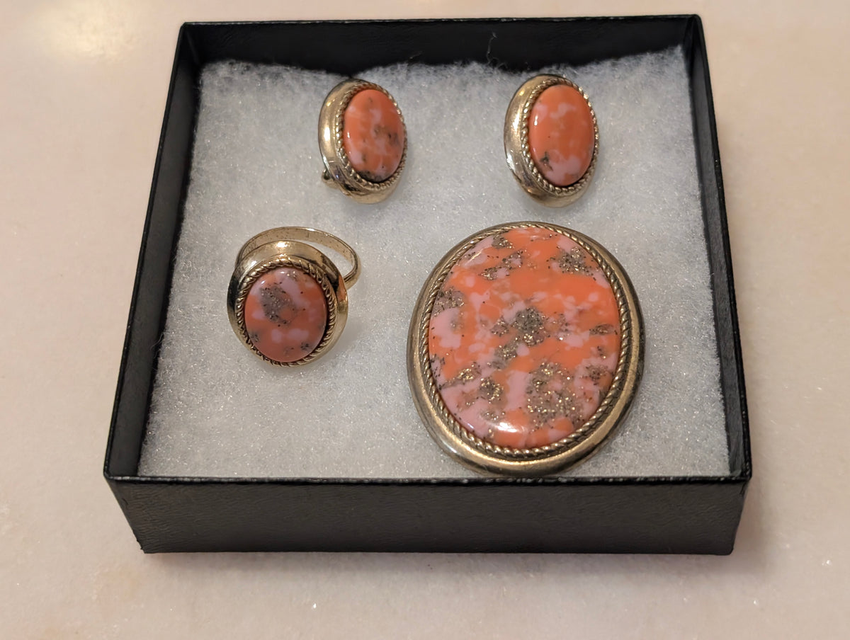 Sarah Coventry Signed Pink Confetti Lucite Jewelry Set – Brooch, Clip Earrings & Adjustable Ring