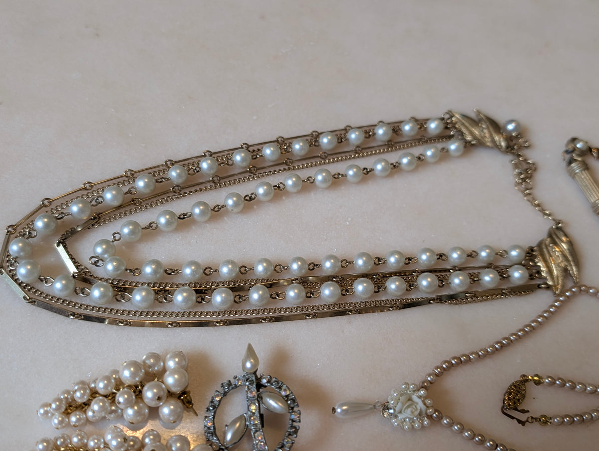 Vintage Gold Tone Jewelry Bundle: Faux Pearl Style