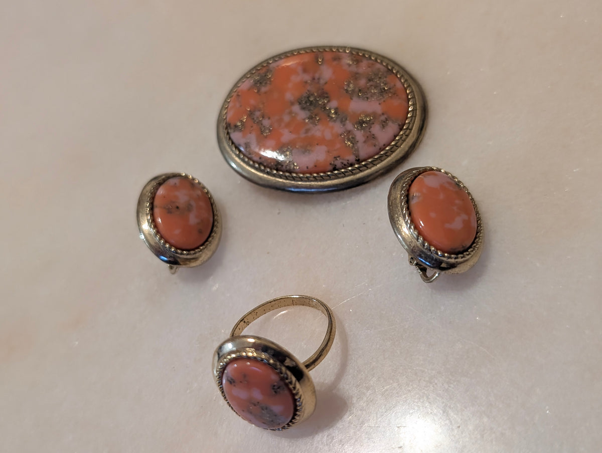 Sarah Coventry Signed Pink Confetti Lucite Jewelry Set – Brooch, Clip Earrings & Adjustable Ring