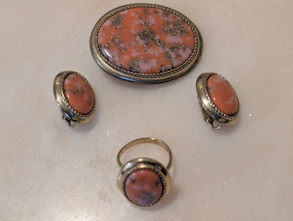 Sarah Coventry Signed Pink Confetti Lucite Jewelry Set – Brooch, Clip Earrings & Adjustable Ring