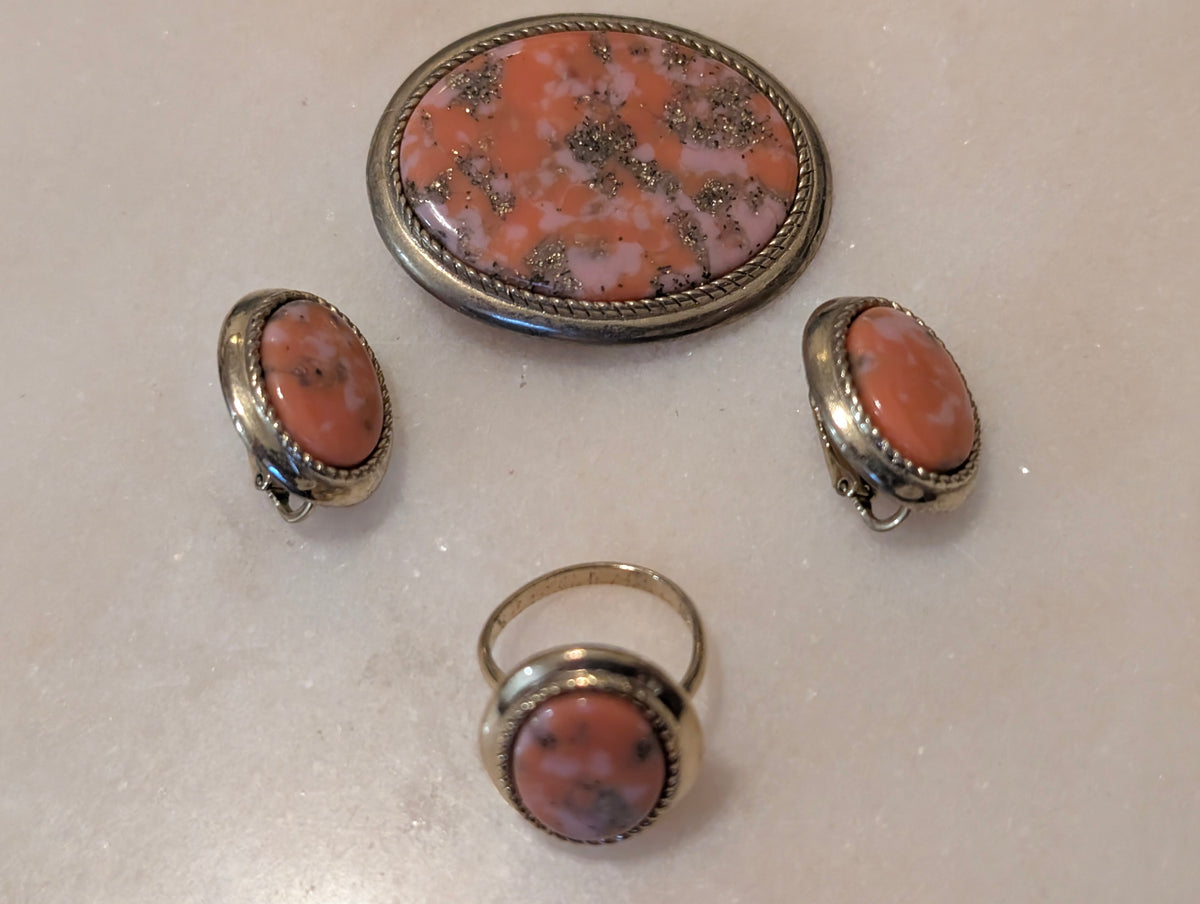 Sarah Coventry Signed Pink Confetti Lucite Jewelry Set – Brooch, Clip Earrings & Adjustable Ring
