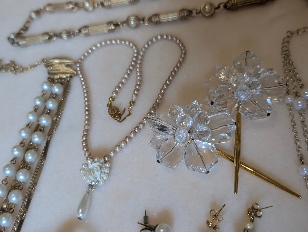 Vintage Gold Tone Jewelry Bundle: Faux Pearl Style