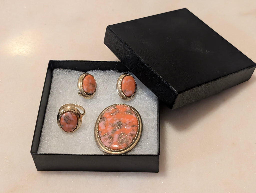 Sarah Coventry Signed Pink Confetti Lucite Jewelry Set – Brooch, Clip Earrings & Adjustable Ring