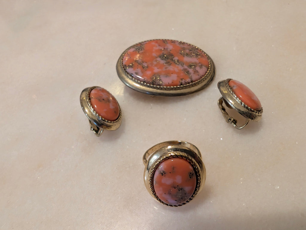 Sarah Coventry Signed Pink Confetti Lucite Jewelry Set – Brooch, Clip Earrings & Adjustable Ring